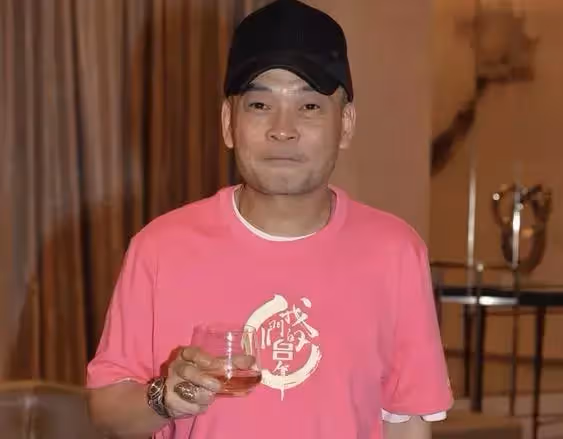「周星馳接班人」葛民輝被迫搬家!戴口罩難掩愁容,付不起11萬房租,拿蛇皮袋住酒店,堅持不裁員,網:重情重義的好老闆!