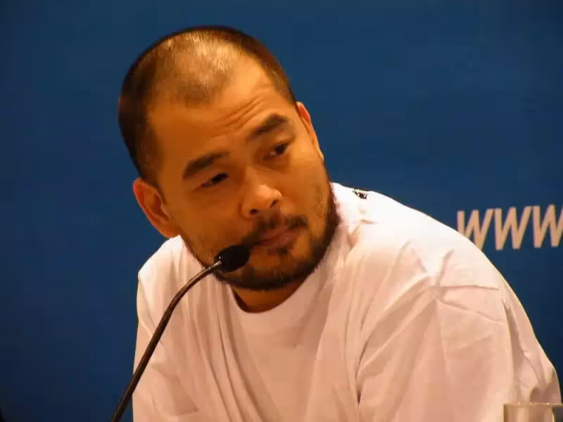 「周星馳接班人」葛民輝被迫搬家!戴口罩難掩愁容,付不起11萬房租,拿蛇皮袋住酒店,堅持不裁員,網:重情重義的好老闆!