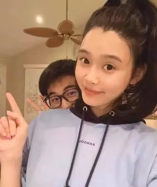 33歲奚夢瑤低調慶生,撇嘴與何猷君貼臉秀恩愛,二胎後豐腴似少女