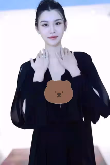 33歲奚夢瑤低調慶生,撇嘴與何猷君貼臉秀恩愛,二胎後豐腴似少女