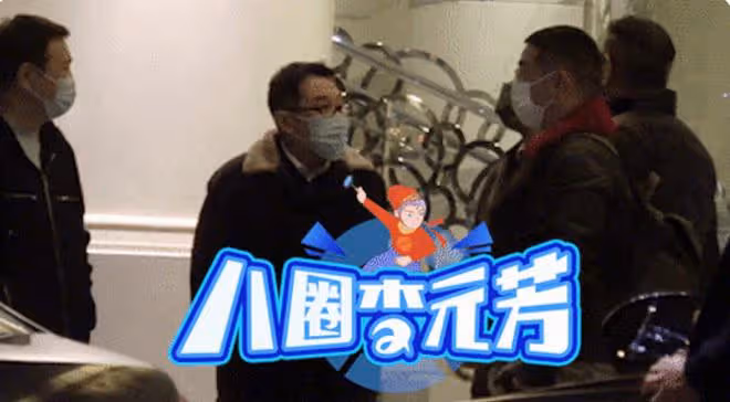 陳道明凌晨聚餐，白髮寸頭造型太搶眼，與大1歲海岩同框似雙胞胎