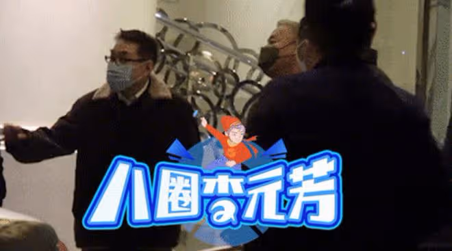 陳道明凌晨聚餐，白髮寸頭造型太搶眼，與大1歲海岩同框似雙胞胎