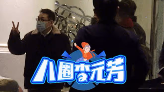 陳道明凌晨聚餐，白髮寸頭造型太搶眼，與大1歲海岩同框似雙胞胎