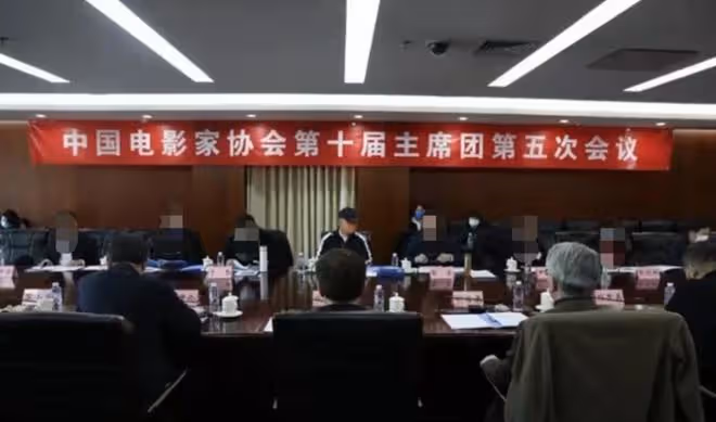 陳道明凌晨聚餐，白髮寸頭造型太搶眼，與大1歲海岩同框似雙胞胎