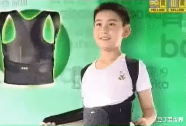還記得「背背佳」廣告男孩嗎？如今已混成了一線，火得一塌糊塗