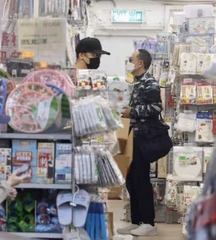 恭喜!TVB首批確診藝人羅樂林已痊癒,商店購物被拍,稱期待開工