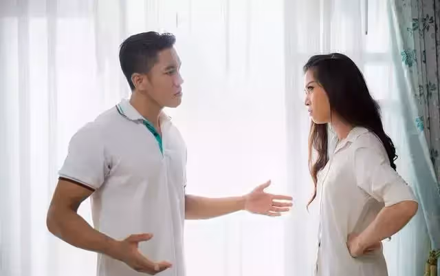 老公把婆婆接到城裡,我回娘家住了半個月,回家後我哭紅了眼