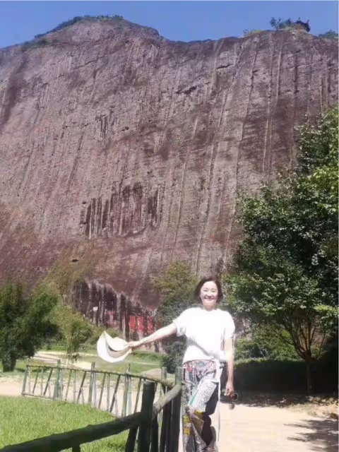 65歲林青霞「素顏旅遊」，打扮樸素低調，旅客求合影來者不拒！