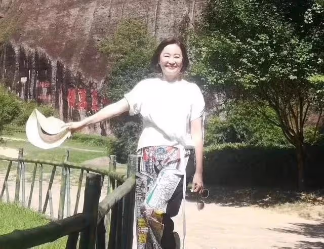 65歲林青霞「素顏旅遊」，打扮樸素低調，旅客求合影來者不拒！