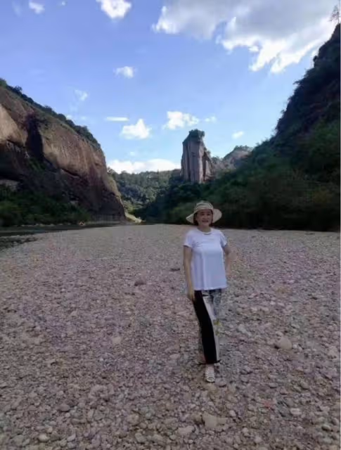 65歲林青霞「素顏旅遊」，打扮樸素低調，旅客求合影來者不拒！