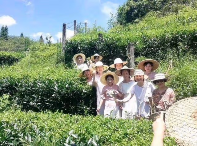 65歲林青霞「素顏旅遊」，打扮樸素低調，旅客求合影來者不拒！