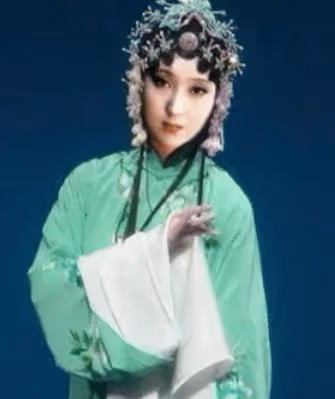 都說蔣夢婕被「銅錢頭」連累，當陳曉旭換上後，才知氣質才是硬傷