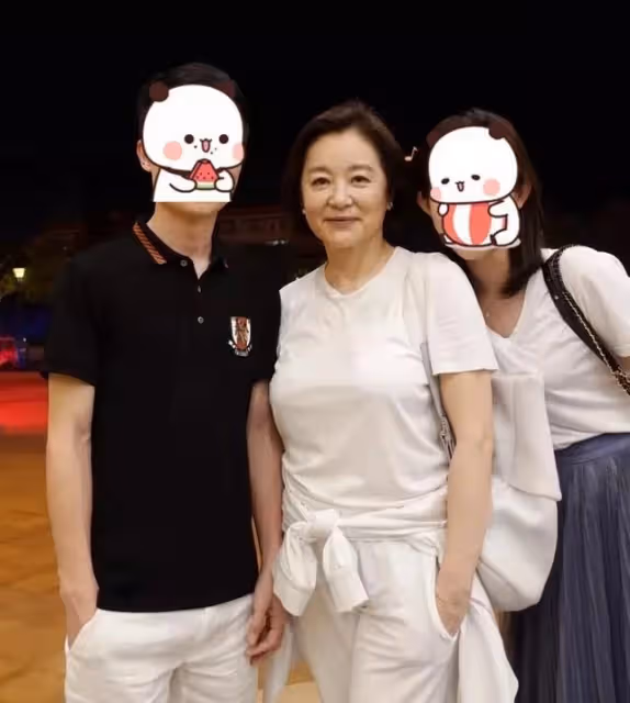 65歲林青霞「素顏旅遊」，打扮樸素低調，旅客求合影來者不拒！