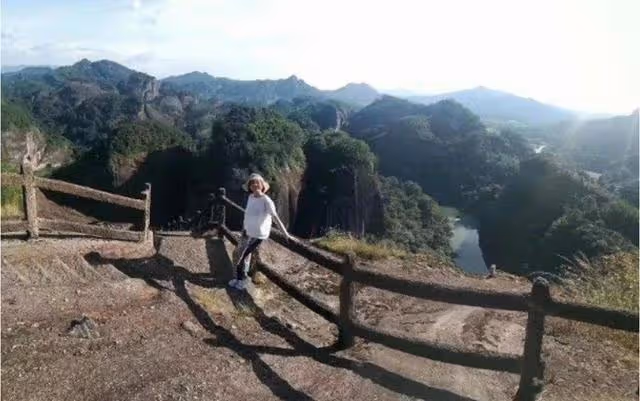65歲林青霞「素顏旅遊」，打扮樸素低調，旅客求合影來者不拒！