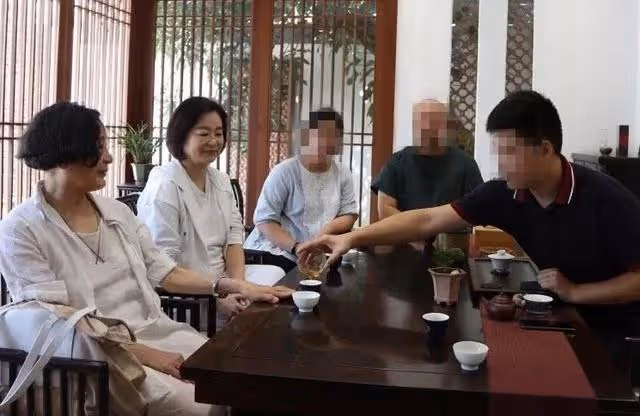 65歲林青霞「素顏旅遊」，打扮樸素低調，旅客求合影來者不拒！