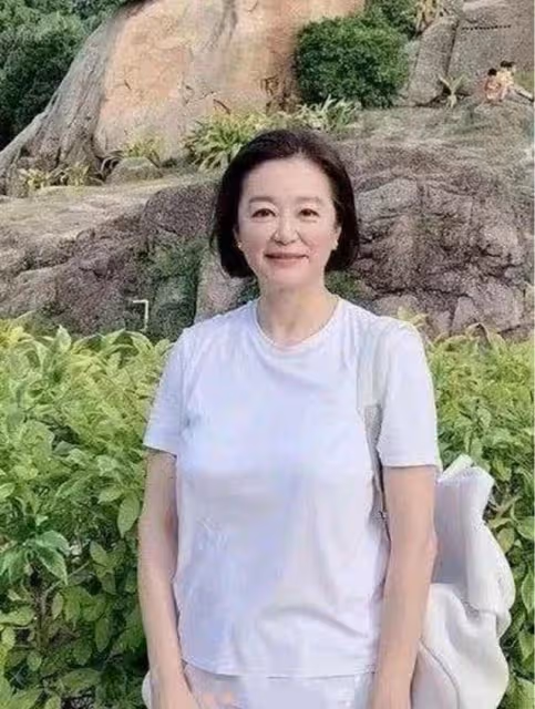 65歲林青霞「素顏旅遊」，打扮樸素低調，旅客求合影來者不拒！
