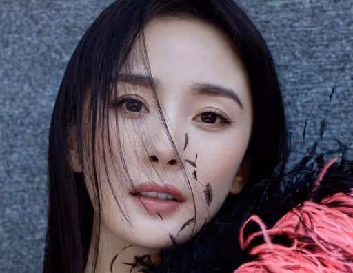 楊冪被奶油糊一臉！洗乾淨後妝容全無    露出「純素顏」，暴光34歲最真實的樣子