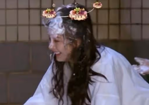 楊冪被奶油糊一臉！洗乾淨後妝容全無    露出「純素顏」，暴光34歲最真實的樣子