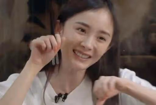 楊冪被奶油糊一臉！洗乾淨後妝容全無    露出「純素顏」，暴光34歲最真實的樣子
