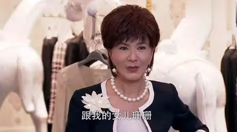72歲夏台鳳與小25歲老公共舞，「紅色禮裙亮相」身材曼妙皮膚嫩，大起大落後「走出喪子痛」，從容坦然平淡終是福