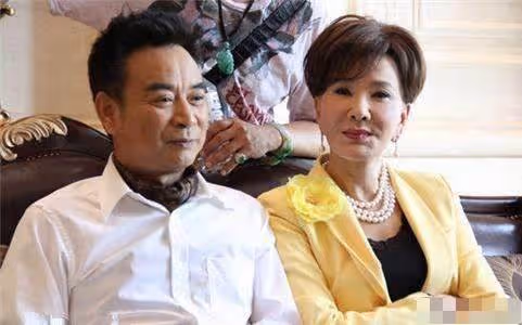 72歲夏台鳳與小25歲老公共舞，「紅色禮裙亮相」身材曼妙皮膚嫩，大起大落後「走出喪子痛」，從容坦然平淡終是福