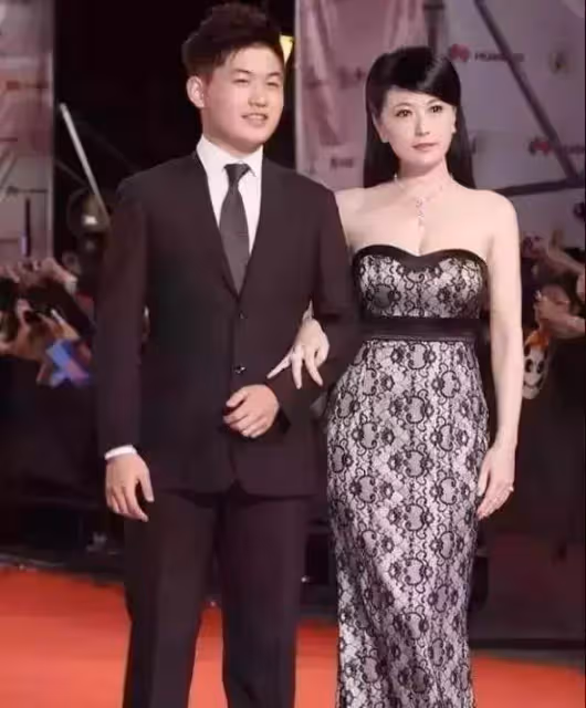 2度嫁豪門！她曾被李敖評為「台灣第一美人」  為失婚凈身出戶「拒10億分手費」今56歲瀟灑單身