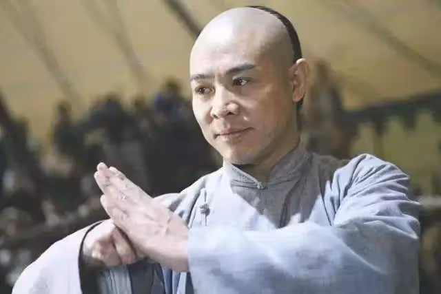 港臺男星今昔：成龍讓人心疼，李連杰不敢認，看到苗僑偉：從年輕帥到老