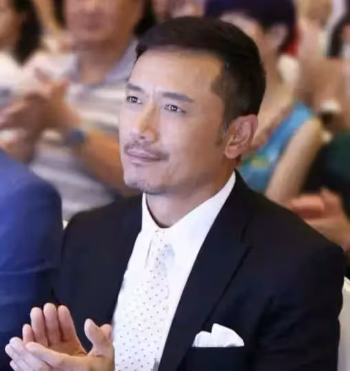 港臺男星今昔：成龍讓人心疼，李連杰不敢認，看到苗僑偉：從年輕帥到老