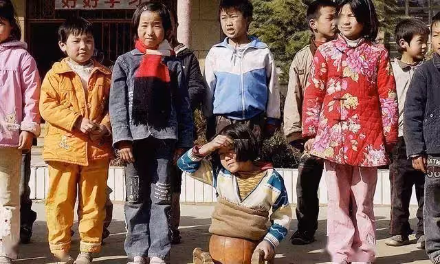 23年前一張照片感動無數人，如今主人公已長大，近況曝光！網友：逆襲