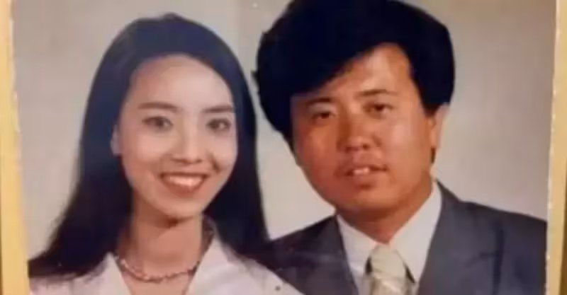 媽妳當初看上我爸的？女兒「見父母結婚照」當場笑噴　吐槽2人顏值「根本來自不同世界」