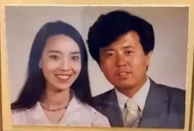 媽妳當初看上我爸的？女兒「見父母結婚照」當場笑噴　吐槽2人顏值「根本來自不同世界」