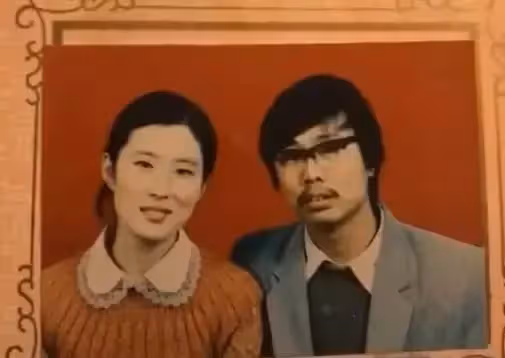媽妳當初看上我爸的？女兒「見父母結婚照」當場笑噴　吐槽2人顏值「根本來自不同世界」