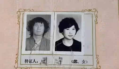 媽妳當初看上我爸的？女兒「見父母結婚照」當場笑噴　吐槽2人顏值「根本來自不同世界」