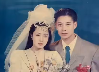 媽妳當初看上我爸的？女兒「見父母結婚照」當場笑噴　吐槽2人顏值「根本來自不同世界」