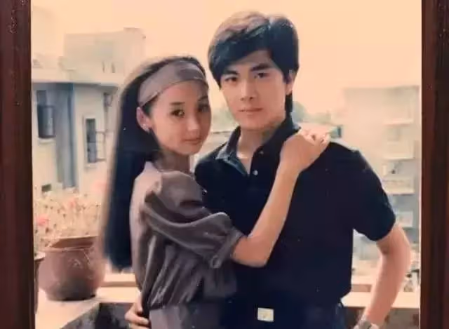 媽妳當初看上我爸的？女兒「見父母結婚照」當場笑噴　吐槽2人顏值「根本來自不同世界」