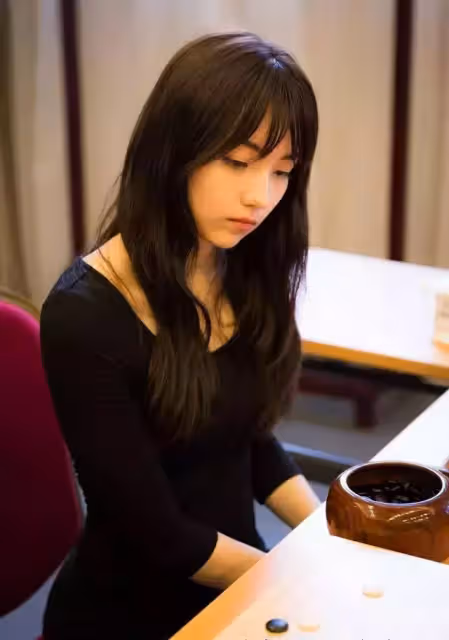 千年一遇「台灣圍棋女神」征服全日本！專注對戰「一抬頭洋娃娃般美貌」秒登熱搜：選手心臟要很大顆