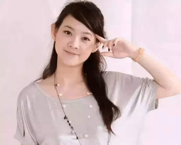曾寶儀提前「慶50歲生日」自侃像老嫗，與初戀復合「相守16年不婚不孕」：幸福要靠自己創造
