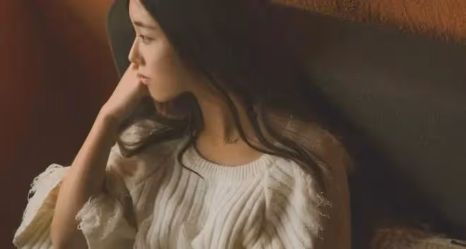 她帶我回家,漆黑的夜裡我們共處一室,差點情不自禁