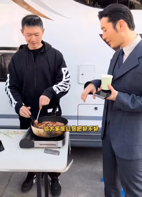 黃曉明為女性工作人員過節!拿大摞紅包挨個發,彎腰點頭態度謙遜