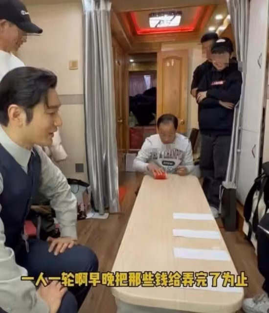 黃曉明為女性工作人員過節!拿大摞紅包挨個發,彎腰點頭態度謙遜