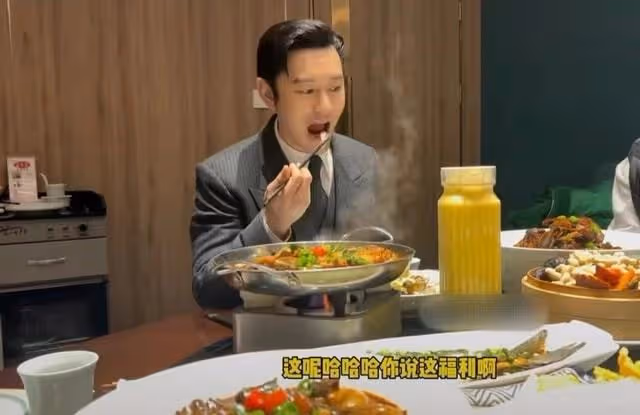 黃曉明為女性工作人員過節!拿大摞紅包挨個發,彎腰點頭態度謙遜