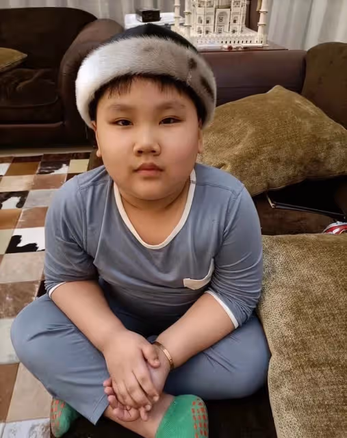 郭德綱7歲小兒子近照曝光!手腕胖到卡金鐲,肚皮圓滾五官神似媽