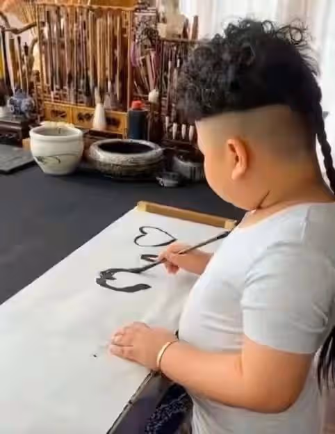 郭德綱7歲小兒子近照曝光!手腕胖到卡金鐲,肚皮圓滾五官神似媽