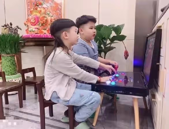 郭德綱7歲小兒子近照曝光!手腕胖到卡金鐲,肚皮圓滾五官神似媽