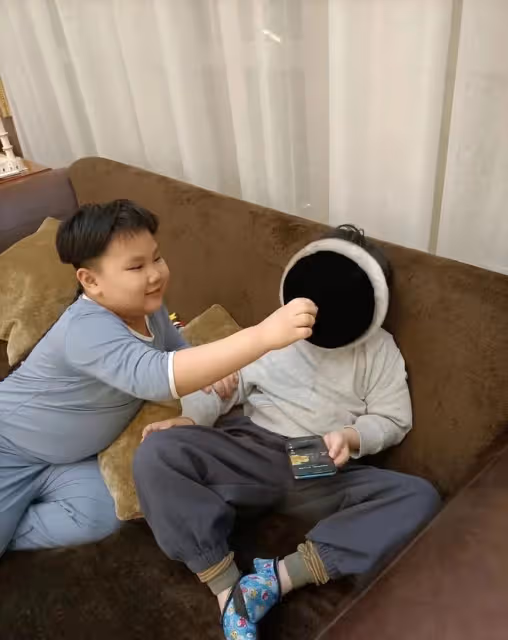 郭德綱7歲小兒子近照曝光!手腕胖到卡金鐲,肚皮圓滾五官神似媽