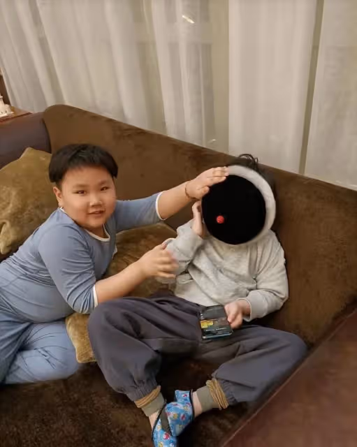 郭德綱7歲小兒子近照曝光!手腕胖到卡金鐲,肚皮圓滾五官神似媽