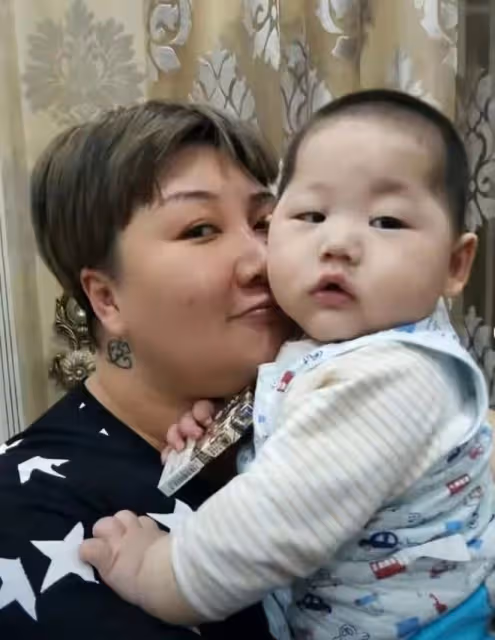 郭德綱7歲小兒子近照曝光!手腕胖到卡金鐲,肚皮圓滾五官神似媽
