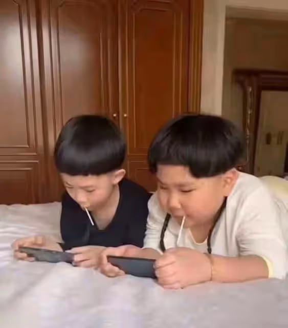郭德綱7歲小兒子近照曝光!手腕胖到卡金鐲,肚皮圓滾五官神似媽