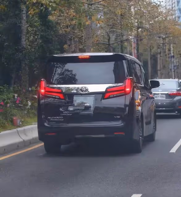 孫道存小32歲遺孀罕露面,穿健身服露小蠻腰,乘豪車外出心情大好