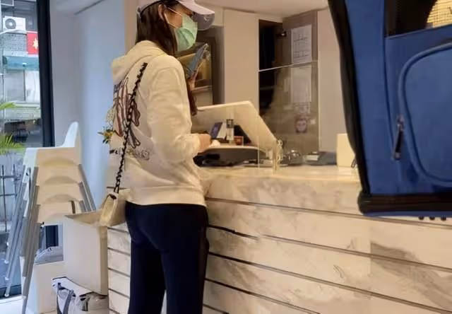 孫道存小32歲遺孀罕露面,穿健身服露小蠻腰,乘豪車外出心情大好